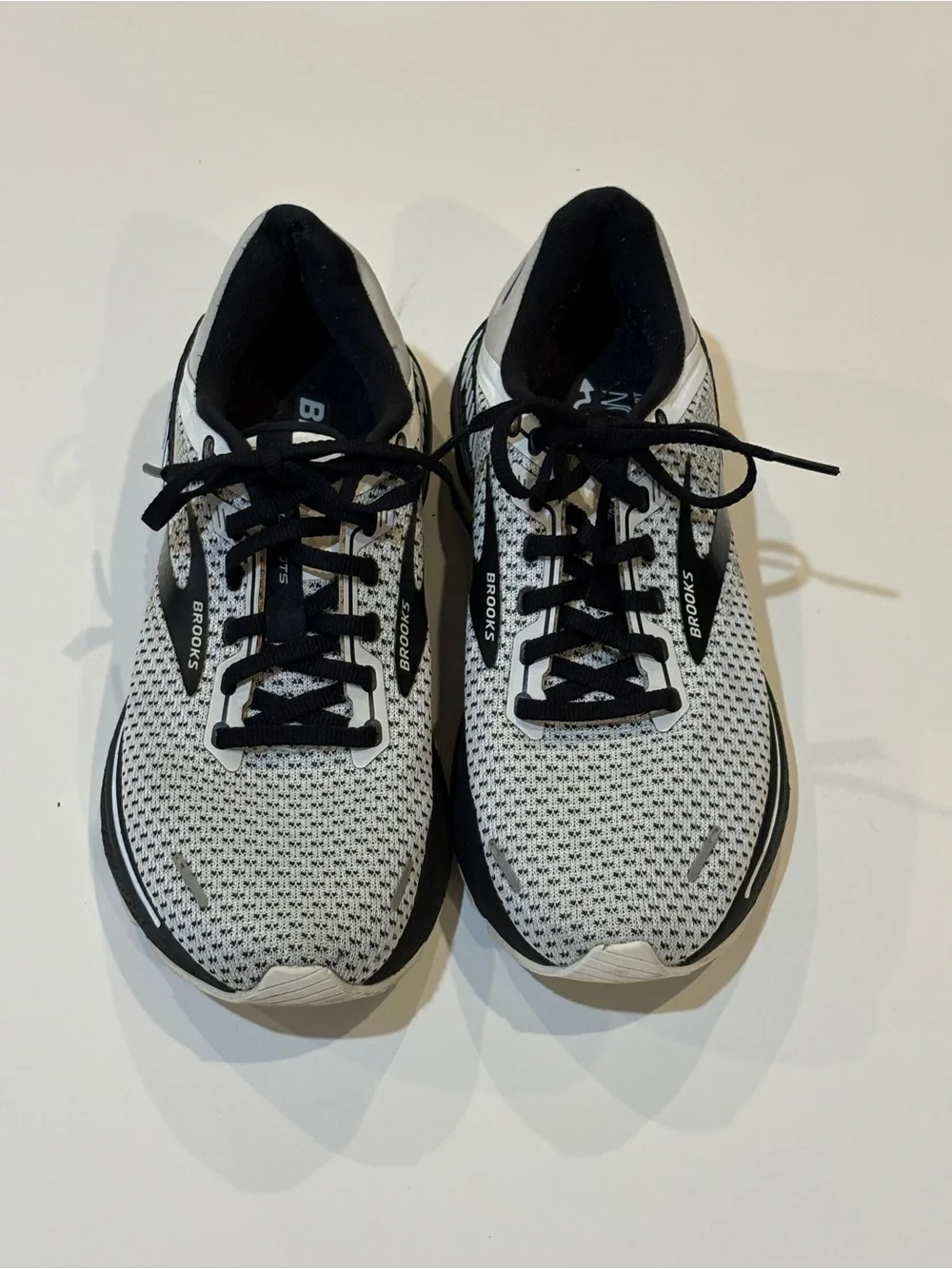Brooks Adrenaline GTS 22 Women’s Running Shoes Size 8.5 B White Black Gray. - Picture 2 of 6